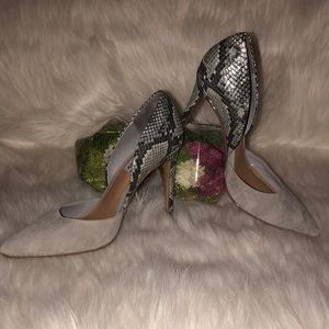 Gray suede pumps with snake patent leather